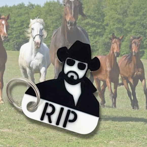 Yellowstone Rip Keychain - Picture 5 of 5